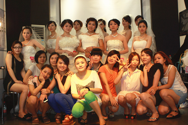 温州吉田造型艺术学校A4班进行了第一次新娘妆面造型考核